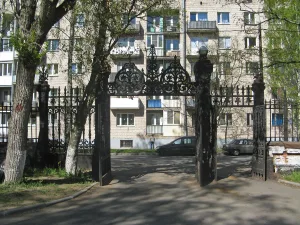 Ограда между служительскими флигелями (Кронштадт)