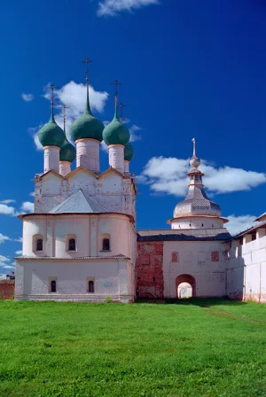Переход между южной стеной и церковью Григория Богослова (Ростов)