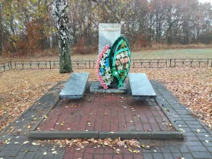 Братская могила советских воинов, погибших в боях с фашистскими захватчиками в 1943 году. Захоронено 49 человек, имена установлены