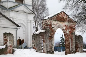 Ограда с воротами (Бабаево)