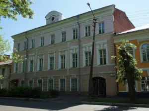 Жилой дом с проездом во двор (Здание Дворянского собрания) (Боровичи)
