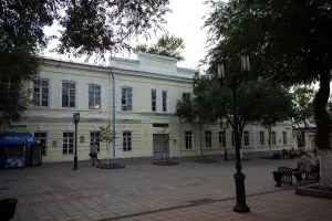 Здание Оренбургского ордонансгауза, где в 1828 году находились под арестом члены тайного кружка «Оренбургские декабристы» и в 1847 году — был в заключении украинский поэт Тарас Григорьевич Шевченко