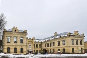 Здание больницы, в котором во время Гражданской войны размещался госпиталь и в 1941-1945 гг. — военный эвакогоспиталь (Покров)
