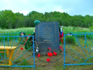 Памятный знак (камень-валун с памятной доской), на месте, где 1.11.1943 г. героически погибла отважная партизанка М.А. Куккоева (Согиницы)