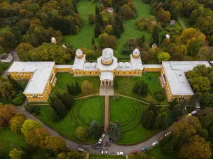 Главное здание со скульптурами Н. Коперника и Г. Галилея