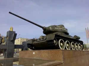Танк-памятник Т-34-85 в Якутске