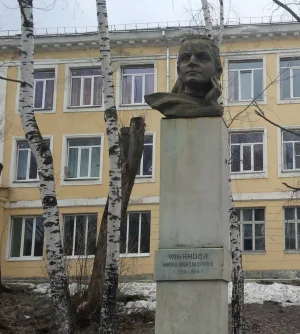 Памятник М.А. Ульяновой (Златоуст)
