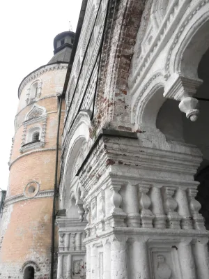 Восточная башня у церкви Сретения