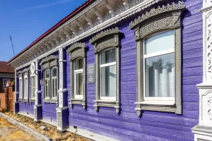 Жилой дом с накладной пропильной резьбой (Семёнов)