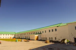 Южный келейный корпус со Святыми воротами, надвратной церковью Иоанна Предтечи и «поваренными вратами» (Старая Слобода)