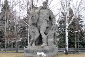 Скульптура «Солдат, поддерживающий раненого товарища» (Центральный район)