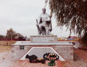 Братская могила 300 советских воинов, погибших в боях с фашистскими захватчиками