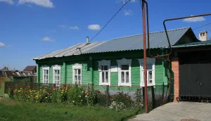 Дом, в котором в 1917-1918 гг. жила местная революционерка, активная участница установления Советской власти в Мелекессе Е.М. Наумова