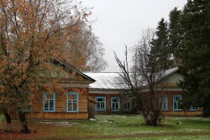 Здание, в котором учился Герой Советского Союза М.В. Кропотов (Седельниково)