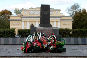 Братское захоронение советских воинов, погибших во время Гражданской и Великой Отечественной войн; в числе захороненных — Герой Советского Союза И.А. Графов (1924-1944)
