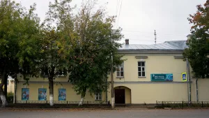 Каменный жилой дом с магазинами (Новая Ладога)