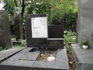 Могила и надгробие Васильева А.Н. (1907-1972), писателя (Хамовники)