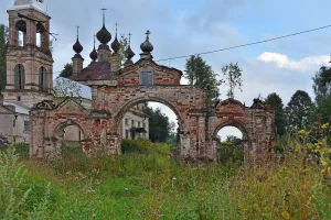 Ограда с воротами (Романово)