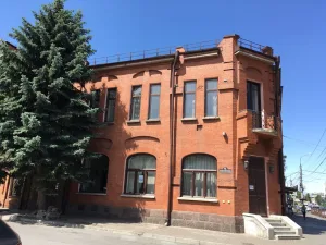 Дом 50 на улице Кирова/ Дом 61 на улице Революции
