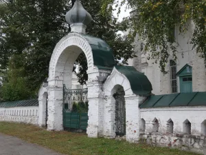 Ограда с воротами (Острецово)