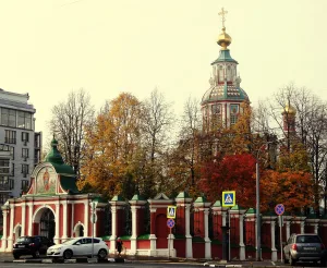 Ограда с двумя воротами (Якиманка)