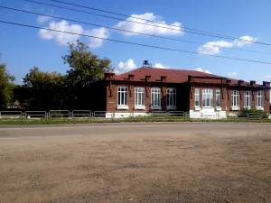 Земская школа, одноэтажная, каменная (Касли)
