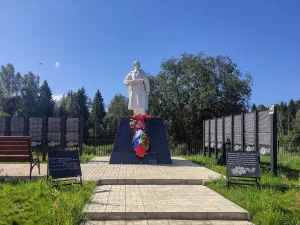 Братская могила советских воинов, погибших в боях с фашистами (Слаутино)