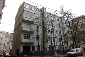 Здание, где находятся квартиры, в которых в 1928-1932 гг. жили: режиссёр В.Э. Мейерхольд, актёр В.Д. Тихомиров в 1928-1956 гг., М.Н. Берсенев в 1928-1951 гг. и другие деятели культуры