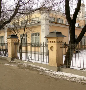 Ограда по улице с воротами (Сокольники)