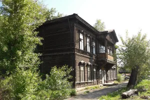 Здание, где в 1900 году возник первый в городе революционный кружок (Серов)