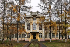 Здание мужской гимназии, в которой учился Г.Г. Фейгин и работал друг семьи Ульяновых А.В. Захаров (Покров)