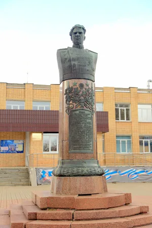 Бюст дважды Героя Советского Союза В.И. Чуйкова (Серебряные Пруды)