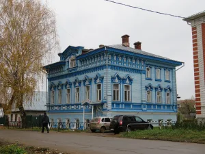Главный дом усадьбы Шишокина (административное здание с резьбой) (Козьмодемьянск)