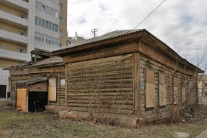 Особняк, образец застройки улицы (Омск)