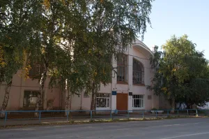 Здание гимназии — бывший купеческий особняк (Невьянск)