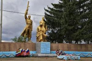 Обелиск воинам-землякам, погибшим в годы Великой Отечественной войны 1941- 1945 гг. (Большие Уки)