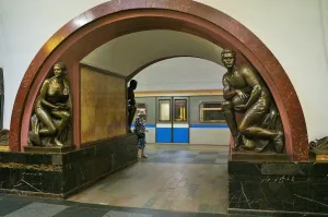 Перронный зал метро Площадь Революции с архитектурно-художественными интерьерами (Тверской)