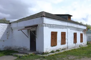 Западная служебная постройка