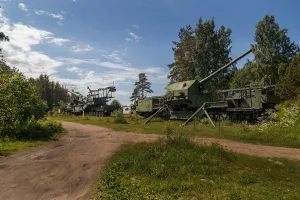 Площадка боевой техники, где установлено пять артиллерийских орудий различного назначения (Форт Красная Горка)