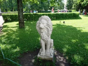 Статуи «Сидящий лев» (две) (Павловск)
