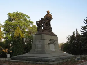 Памятник комсомольцам