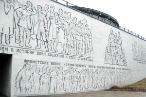 Большая подпорная стена с художественным рельефом (Центральный район)