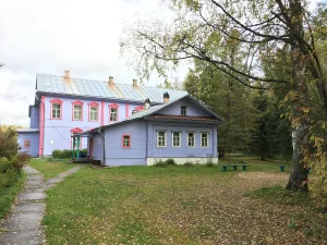 Главный дом с флигелем для прислуги (дом Лотаревых, в котором ежегодно с 1896 по 1917 гг. проживал русский поэт Игорь Северянин (Игорь Васильевич Лотарев) 1887-1941 гг.