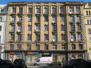 Дом работников киностудии «Ленфильм», в котором жили режиссеры Г.М. Козинцев (1939-1973), Л.З. Трауберг (1939-1953) и др.