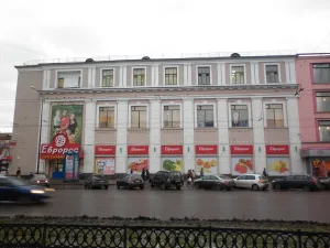Административное и торговое здание