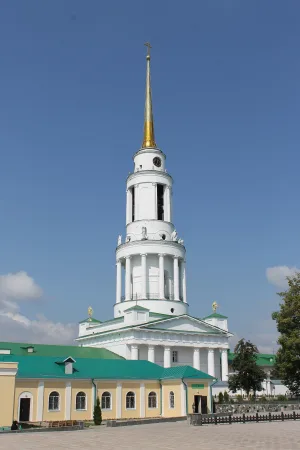Надвратная колокольня с церковью святителя Николая Мирликийского и гостиничным корпусом (Задонск)