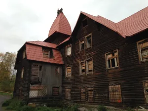 Здание деревянной гостиницы