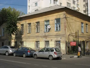 Дом, в котором жили организаторы городского здравоохранения: в 1861-1870-х годах А.К. Тобин, в 1870-1890-е годы В.М. Резников и работал в 1900-х годах архитектор П.И. Медведев