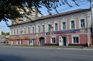 Главный дом с магазином