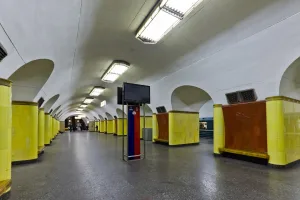 Перронный зал станции метро Рижская